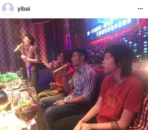 王菲母女跟李榮浩一起唱K，竇靖童的表情亮了