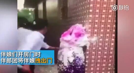 據(jù)澎湃新聞消息，近日廣東江門開平某村又現(xiàn)惡俗婚鬧。男方兄弟團去接新娘的時候，先用彩帶對著姐妹團狂噴，后來甚至有人用滅火器直接噴伴娘面部，害的伴娘差點被送進醫(yī)院。