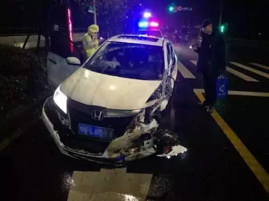 今天凌晨，杭州一對(duì)環(huán)衛(wèi)工夫婦被車撞進(jìn)錢塘江