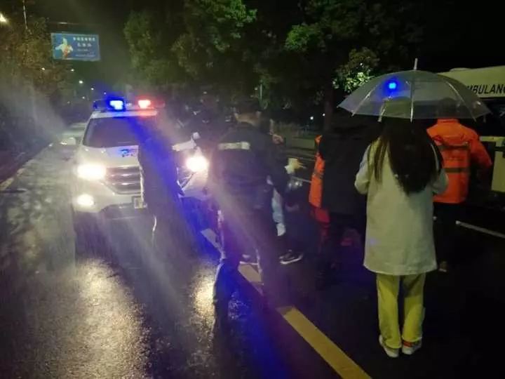 今天凌晨，杭州一對(duì)環(huán)衛(wèi)工夫婦被車撞進(jìn)錢塘江