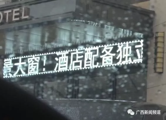 于是，民警將這一情況匯報給指揮中心，請求120醫(yī)護人員到達現(xiàn)場急救。