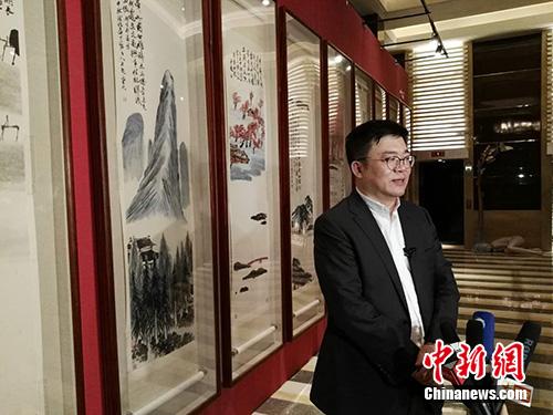 北京保利拍賣(mài)執(zhí)行董事趙旭在當(dāng)晚接受采訪。<a target='_blank'  _fcksavedurl='http://www.chinanews.com/' _fcksavedurl='http://www.chinanews.com/' >中新網(wǎng)</a>記者 宋宇晟 攝