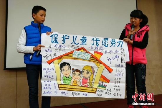 12月4日，由全國婦聯(lián)和聯(lián)合國兒童基金會在北京共同舉辦了“共同行動——停止對兒童暴力，促進(jìn)兒童保護”的主題宣傳活動。圖為活動兒童代表以繪畫的形式說出他們的心聲。<a target='_blank'  _fcksavedurl='http://www.chinanews.com/'>中新社</a>發(fā) 富田 攝