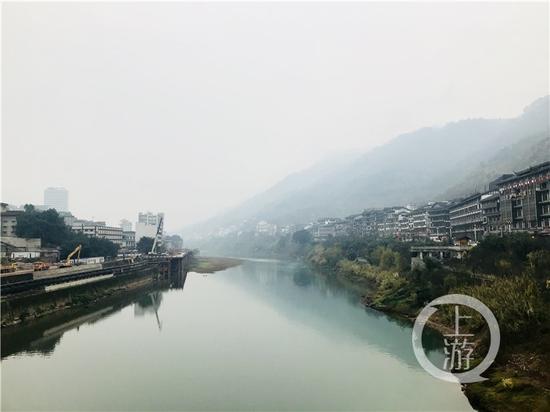 △赤水河兩岸的茅臺(tái)鎮(zhèn)有著超過2000家白酒經(jīng)營戶。