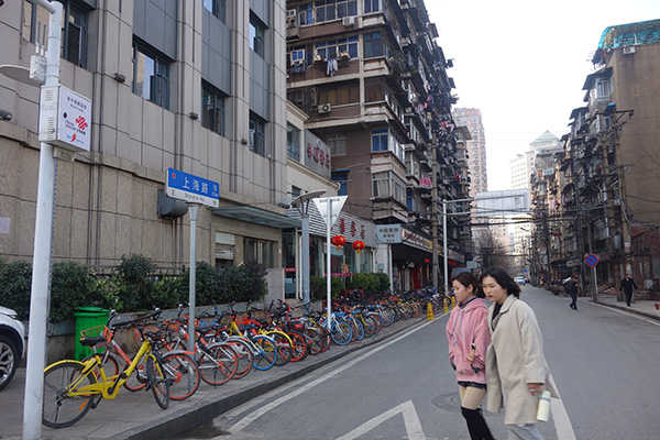 上海路的兩邊，大多是一些老房子。