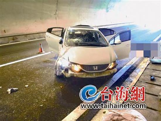 小車(chē)在龍巖高速隧道內(nèi)翻車(chē)，擋風(fēng)玻璃脫落。 臺(tái)海網(wǎng) 圖