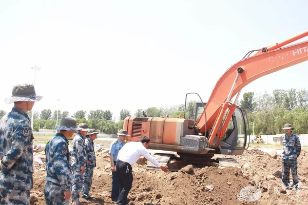 空軍找上藍翔技校聯(lián)合培訓(xùn)：為的就是挖掘機