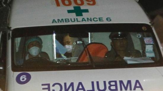 救護(hù)車帶著被救少年離開(kāi)。（圖：EPA）