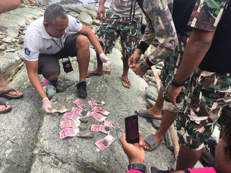  11日，泰方在打撈出的中國(guó)遇難者遺體的衣服內(nèi)發(fā)現(xiàn)了人民幣。