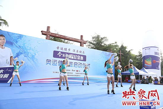 啦啦操表演點(diǎn)燃大家運(yùn)動(dòng)熱情 啦啦操表演點(diǎn)燃大家運(yùn)動(dòng)熱情