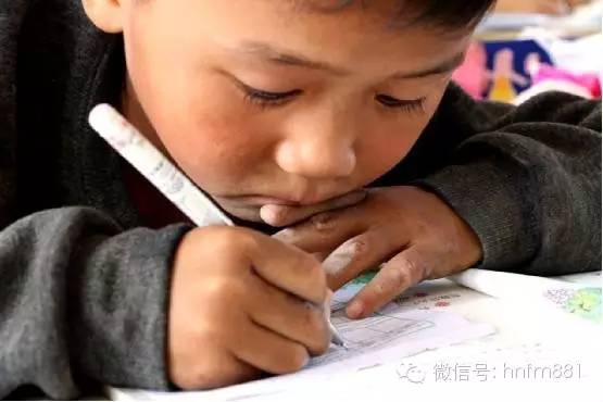 小手黑黑的，像是很少洗