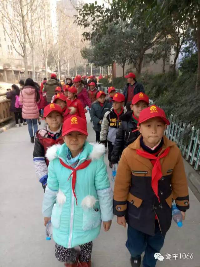 脖子上戴著紅領巾，頭上頂著小紅帽，排著整齊的隊伍——出發(fā)！