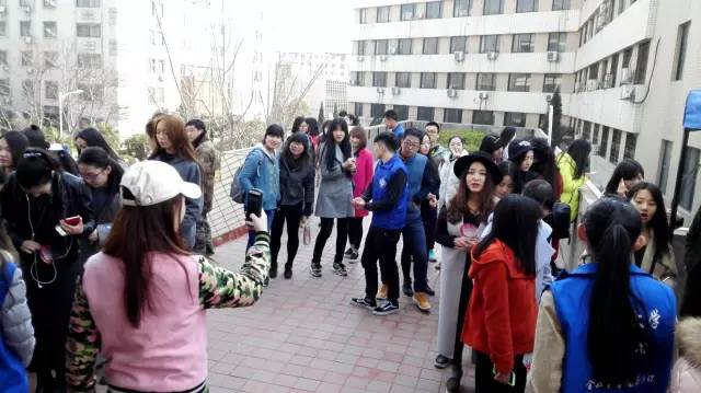 還沒開始時大家已經(jīng)開始有序排隊了，棒棒噠！