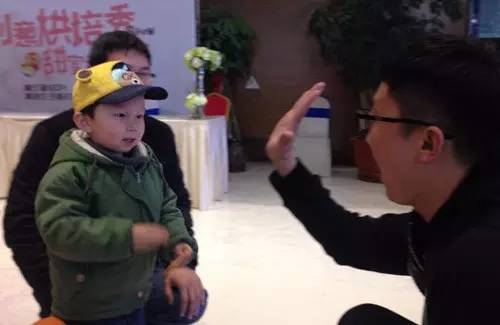 老楊你真心的是童心未泯啊，來(lái)，跟叔叔Give Me Five！