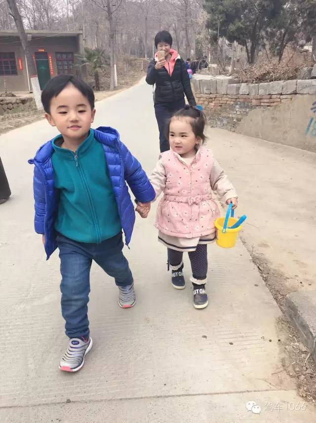 哥哥帶著妹妹跑著去植樹！