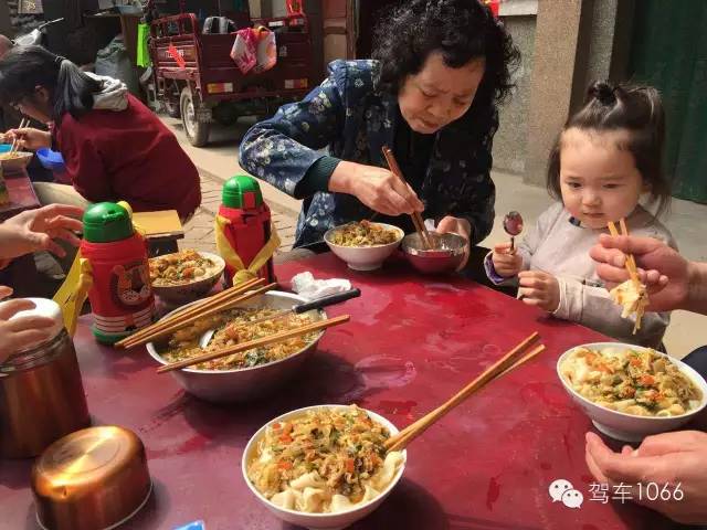 據(jù)說手搟面和柴雞蛋更配哦！