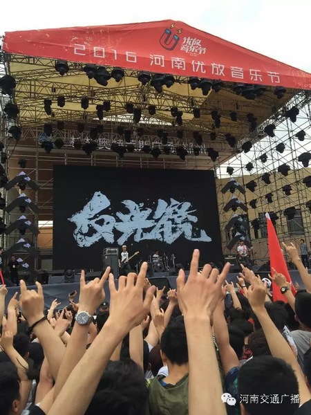 這么多朋友！默契的舉著一個(gè)手勢(shì)！