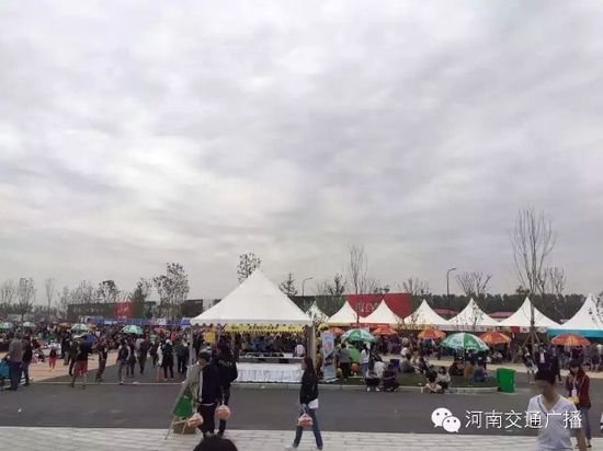 雖然天空已經(jīng)烏云密布，但大家的熱情絲毫不減！