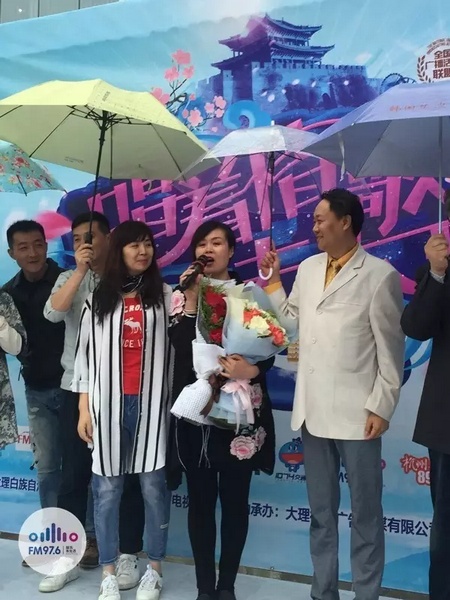 海波瞞著妻子，請(qǐng)來(lái)妻子的家人，耿梅驚喜感動(dòng)，喜極而泣~