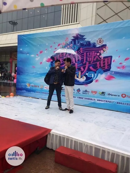 這位男士向遠(yuǎn)在家鄉(xiāng)的妻子隔空表白，勇氣真是大大的，您對(duì)妻子的愛(ài)，已經(jīng)超越萬(wàn)水千山。