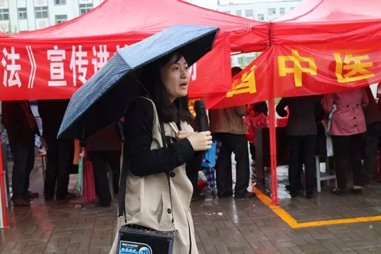 《健康河南》主播柳青也一直在雨中，不畏寒冷，引導(dǎo)大家排隊掛號，指路，排憂解難……