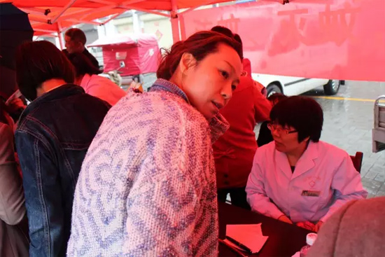 了解到有老人看病不方便，河南電臺1074綠色頻道活動小組欒老師將醫(yī)生請到老人身邊，親自為她診斷。