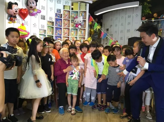 　　豫劇表演藝術(shù)家高潔老師和孩子們?cè)谝黄?，講述自己和戲曲的故事，祝福所有的小朋友節(jié)日快樂。