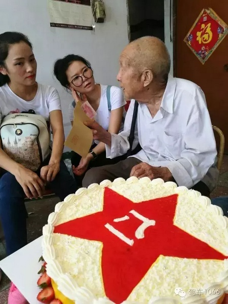 二姐們認真聽老兵講抗戰(zhàn)的故事，老人年事已高，記憶都是轟炸！轟炸！轟炸！