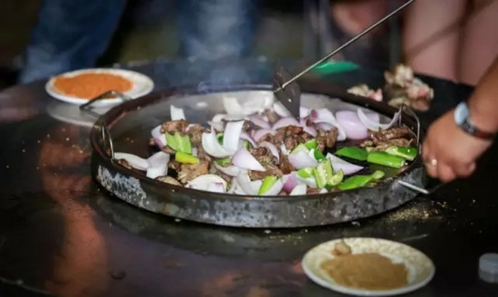 所有菜肉都取自農(nóng)場(chǎng)純天然的食材，吃的又美味又放心！