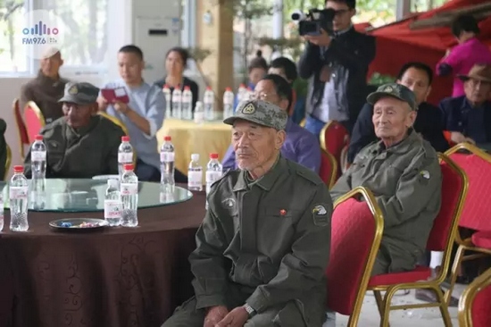 臺(tái)上展風(fēng)采，臺(tái)下笑開懷