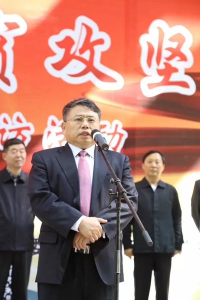 省委宣傳部副部長(zhǎng)、省新聞出版廣電局局長(zhǎng)朱夏炎宣布《打贏脫貧攻堅(jiān)戰(zhàn)》大型采訪活動(dòng)正式啟動(dòng)。