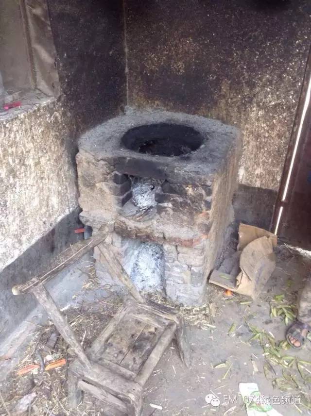 走訪另一個貧困家庭，進(jìn)去之后才知道什么是真正的一貧如洗、家徒四壁。