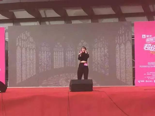 這pose一看就是在飆高音，猜猜看她唱的是哪首歌？