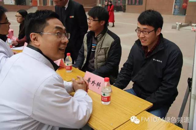 看這位小伙兒，跟我們的醫(yī)生都聊嗨了……