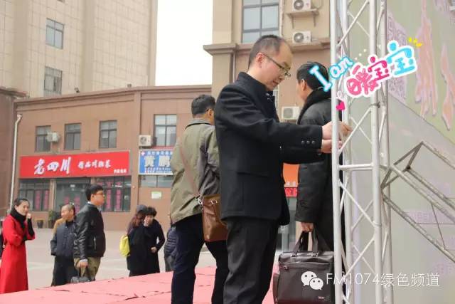 寒江副總監(jiān)親力親為，事無(wú)巨細(xì)。偶像真是暖暖惹人愛(ài)呢！