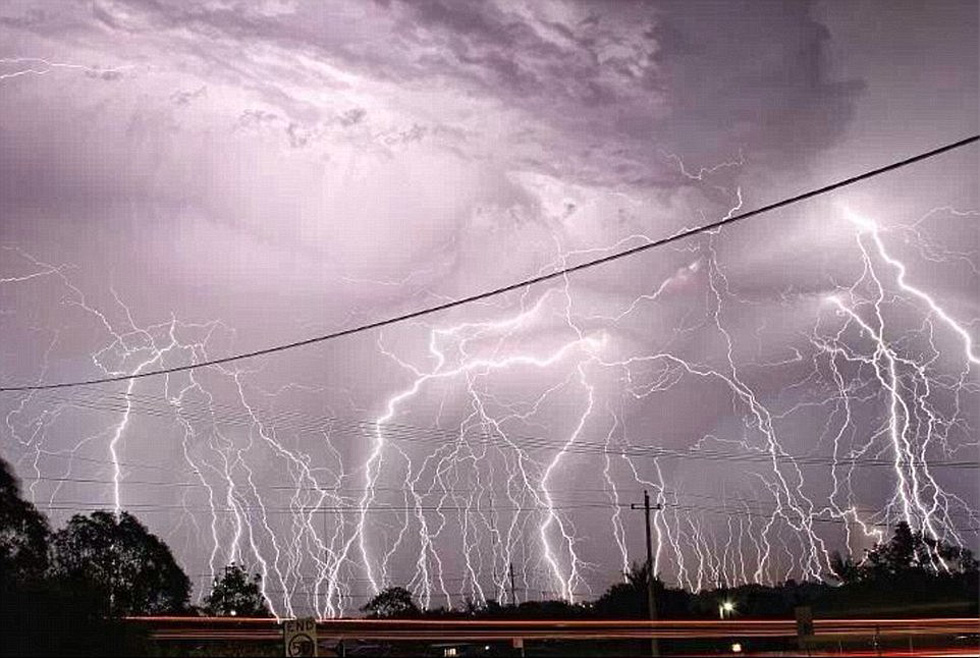 超10萬(wàn)次雷電襲擊布里斯班 電光沖天場(chǎng)面震撼