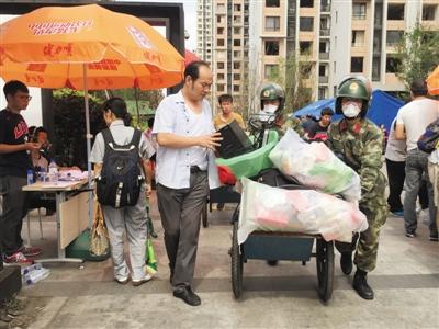 9月8日，天津?yàn)I海海港城小區(qū)，武警幫助居民搬東西。
