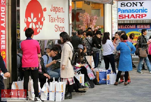 圖為東京街頭，中國游客隨處可見。