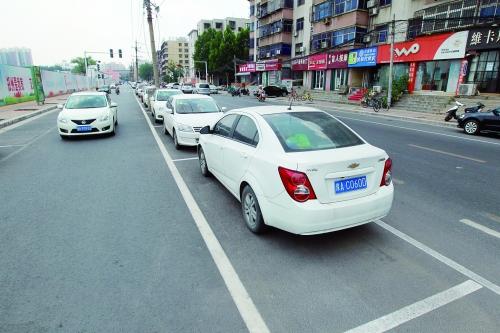 鄭州首創(chuàng)“內嵌式”停車位長啥樣？ 市民直呼沒見過