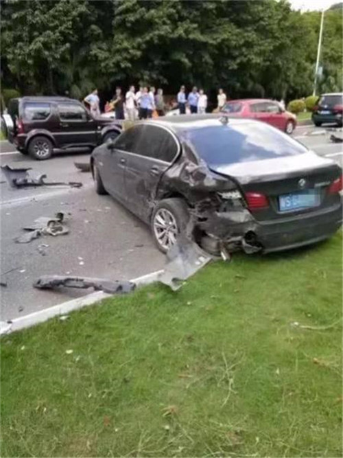 400萬(wàn)法拉利撞成廢鐵 車主淡定自拍合影