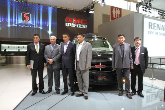 北京國(guó)際車展上，全新GMC S系列頂級(jí)商務(wù)車在亞太區(qū)首發(fā)。圖為企業(yè)領(lǐng)導(dǎo)與新車合影。