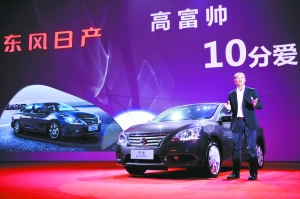 東風日產(chǎn)市場銷售總部副總部長楊嵩正在講解新一代軒逸的產(chǎn)品特點 東風日產(chǎn)市場銷售總部副總部長楊嵩正在講解新一代軒逸的產(chǎn)品特點