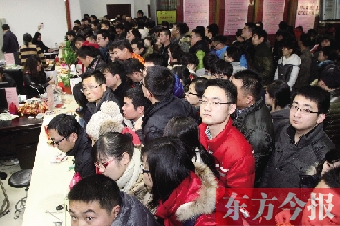 昨日上午，鄭州市金水區(qū)民政局婚姻登記處，領(lǐng)證的新人擠滿了辦證大廳
