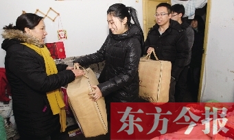 昨天下午，多位東方今報愛心讀者前往鄭州市困難戶家中贈送棉被