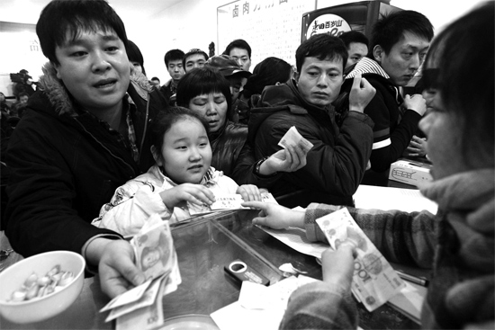 1月30日，李剛小面館收銀臺前，更多的市民大量買走“面卡”帶回家去