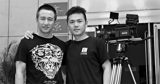 張藝飛（右）在接受河南電視臺采訪時，與主持人合影資料圖片