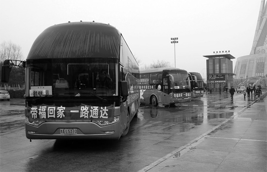 昨天上午10點(diǎn)，17輛愛(ài)心大巴從中原福塔廣場(chǎng)發(fā)車