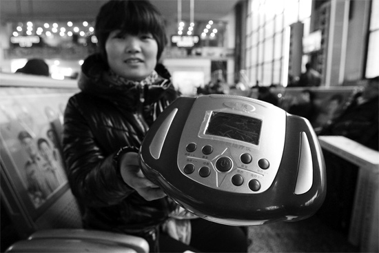火車站候車室，李女士向記者展示她準備孝敬父母的按摩儀