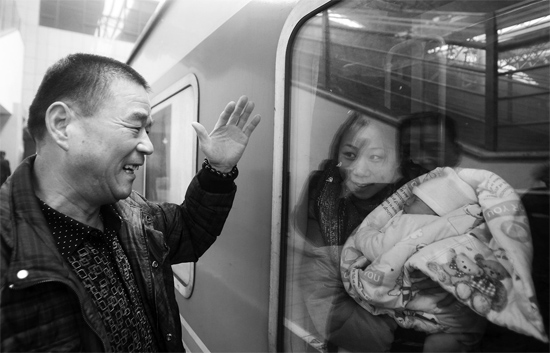 車要開(kāi)了，史振星揮手向女兒懷中的外孫告別。女兒帶著剛剛出生43天的孩子，要到千里之外湖南的婆婆家過(guò)新