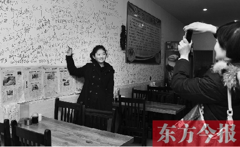東方今報“一碗面的溫暖”還在延續(xù)，媒體和愛心人士的吃面接力熱情不減。